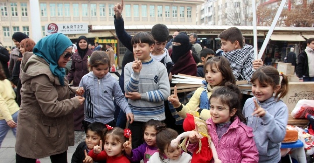 Rusya’ya parçalanmış bebeklerle protesto