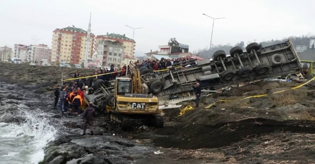 TIR kayalıklara uçtu: 1 ölü