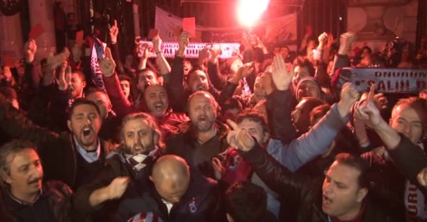 Trabzonsporlu taraftarlardan kırmızı kartlı eylem
