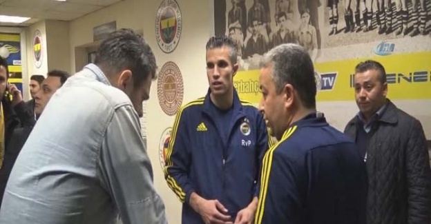 Van Persie ile röportaj yaparken fenalaştı