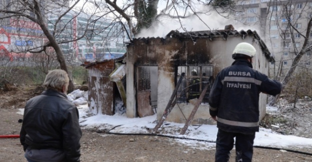 Yanan kulübesini çaresiz bakışlarla izledi