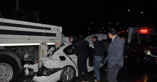 Yoldan çıkan otomobil vince çarptı: 2 ölü