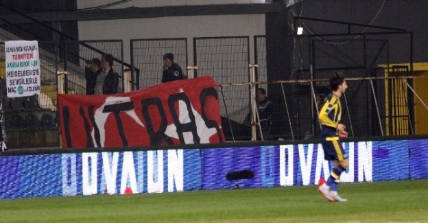 Akhisar - Fenerbahçe maçında bayrak skandalı