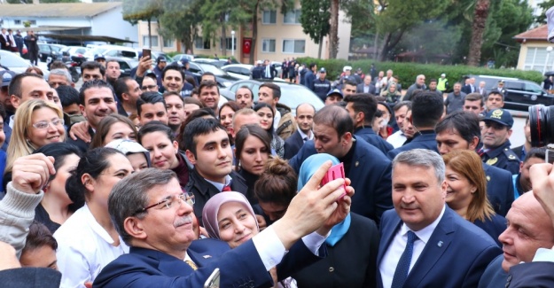 Başbakan Davutoğlu vatandaşlarla selfie çekti