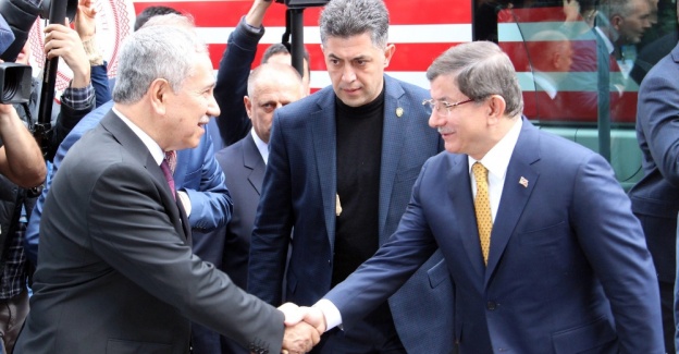 Bülent Arınç, Davutoğlu’nu kapıda karşıladı