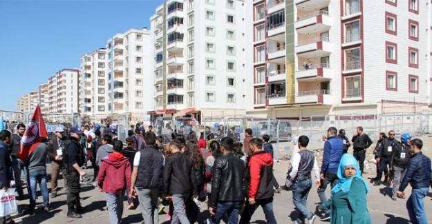 Diyarbakır’da Nevruz alanı dolmaya başladı