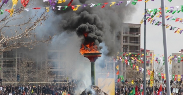 Diyarbakır’da Nevruz ateşi yakıldı