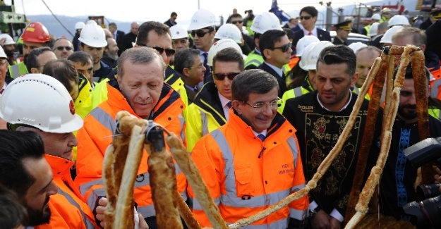 Erdoğan ve Davutoğlu’ndan gazetecilere börek ikramı