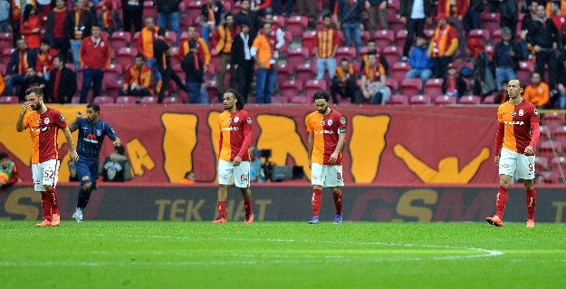 Galatasaray taraftarı stadı terk etti