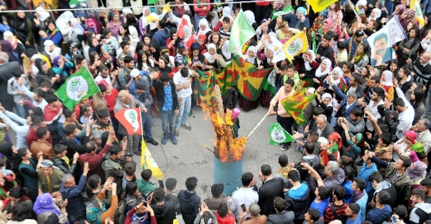 İstanbul’daki saldırıya rağmen nevruz diye halay çektiler