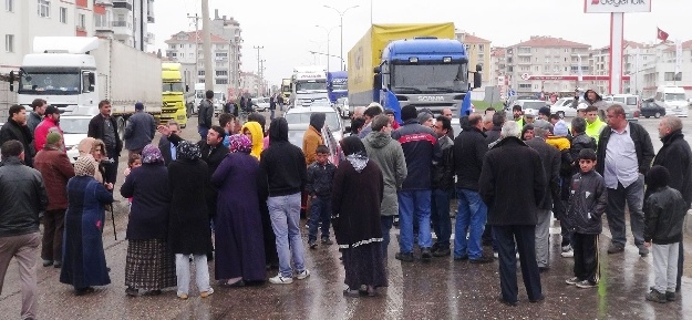 Karayolunu trafiğe kapattılar