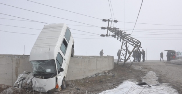 Minibüs elektrik direğine çarptı: 2 ölü