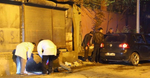 Polis merkezine atılan bomba otomobile isabet etti