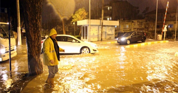 Sağanak yağış Manisa'da cadde ve sokakları göle çevirdi!