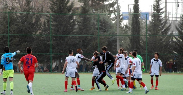 Futbol sahasını ringe çevirdiler: 7 kırmızı kart!