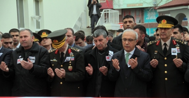 Şehidin nişanlısı gözlerini tabuttan ayıramadı