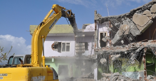 Silopi’de ağır hasarlı binaların yıkımına başlandı