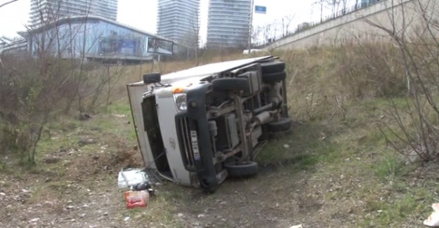 Şişli’de kontrolden çıkan kamyonet çalılıklara uçtu