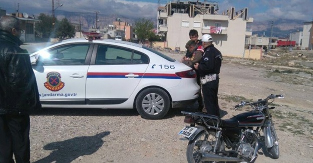 Trafik polisi oğluna ceza kesti