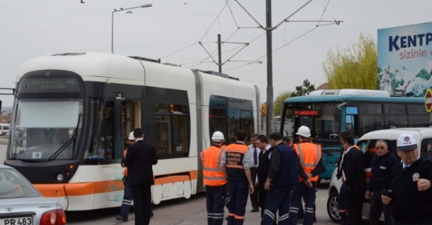 Tramvay belediye otobüsüyle çarpıştı!