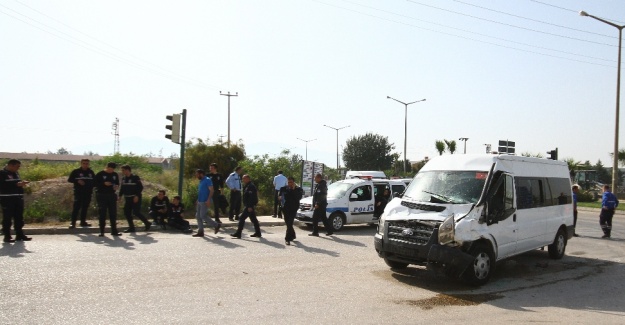 Çevik Kuvvet minibüsüne kamyon çarptı: 7 polis yaralı