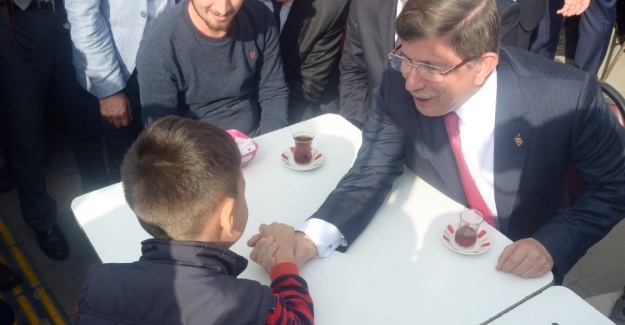 Davutoğlu küçük çocukla bilek güreşi yaptı