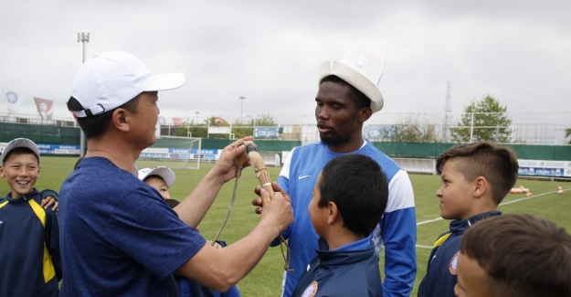 Eto’o’ya, kalpak giydi