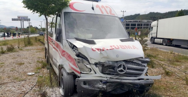 Hasta taşıyan ambulans otomobille çarpıştı: 1 ölü