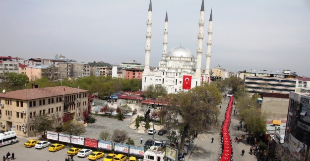 Iğdır’da dev Türk bayrağıyla yürüyüş