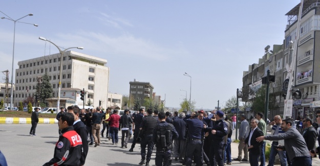 İki aile birbirine girdi: 1’i polis 11 yaralı