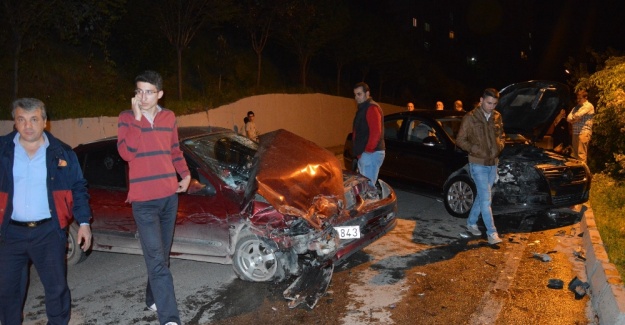 İki otomobil kafa kafaya çarpıştı: 2 yaralı