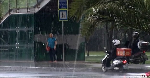 İstanbul’da önce dolu ardından yağmur sürprizi