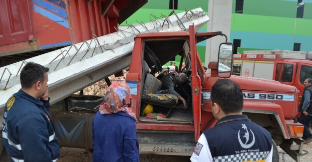 Kamyon şoförü beton blokun altında can verdi