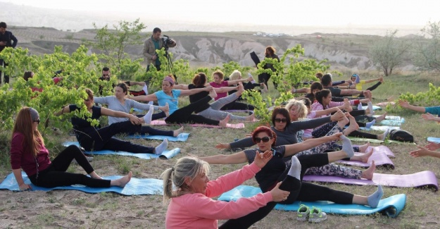 Kapadokya’da gün batımı yogası