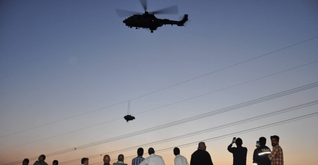 Paraşütçü helikopterin rüzgarıyla yere çakıldı