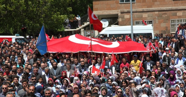 Ahlat şehidini uğurladı