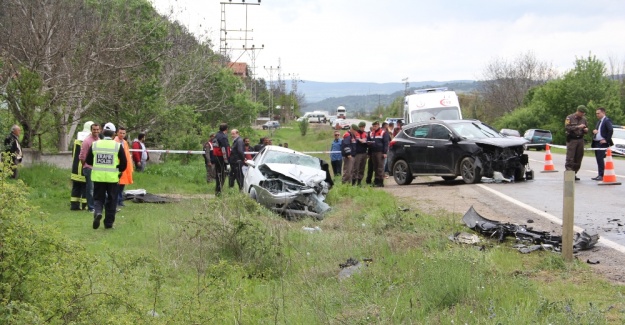 Araçlar hurdaya döndü: 3 ölü, 4 yaralı