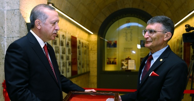 Aziz Sancar Nobel ödülünü Anıtkabir’e takdim etti