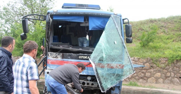 Cezaevi aracı kaza yaptı: 4’ü asker 10 yaralı