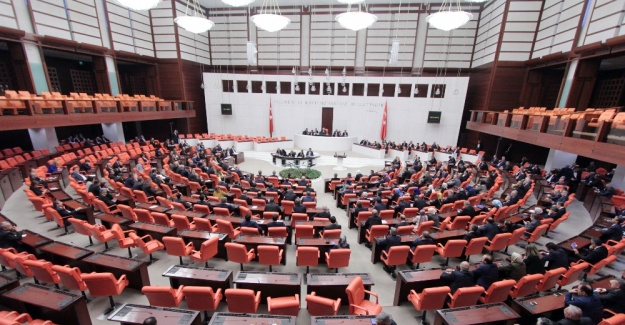 CHP’li Özel, Meclis’te Bakanlar Kurulu sıralarına gitti