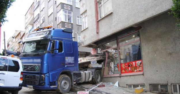 Freni boşalan TIR apartmana girdi