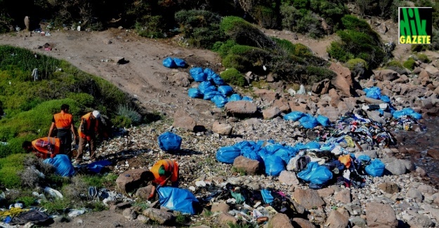 Göçmenlerden kalan çöpler temizleniyor