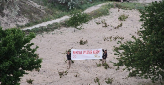 Gökyüzünde sürpriz evlenme teklifi