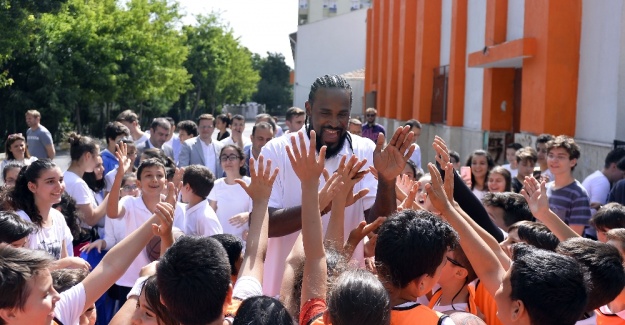 NBA yıldızı İstanbul’da öğrencilerle buluştu