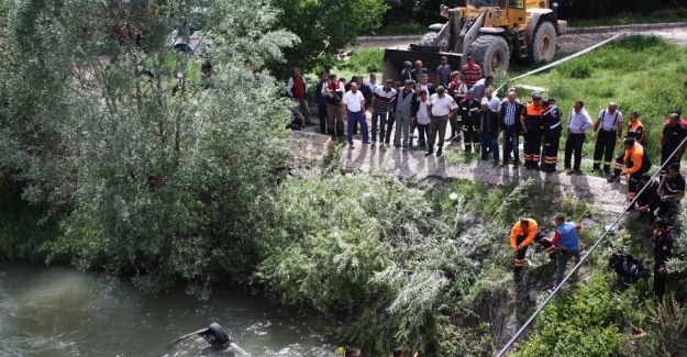 Otomobil Kızılırmak’a uçtu: 2 ölü