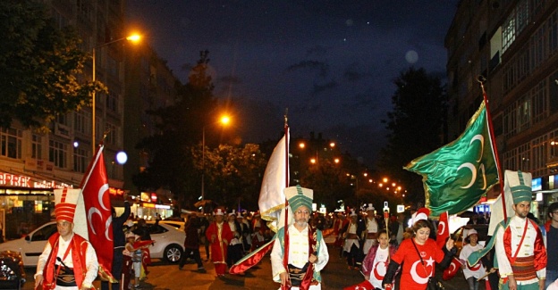 Sağanak yağış altında fener alayı