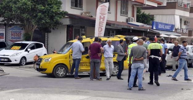 Servis minibüsü ile taksi çapıştı: 11 yaralı