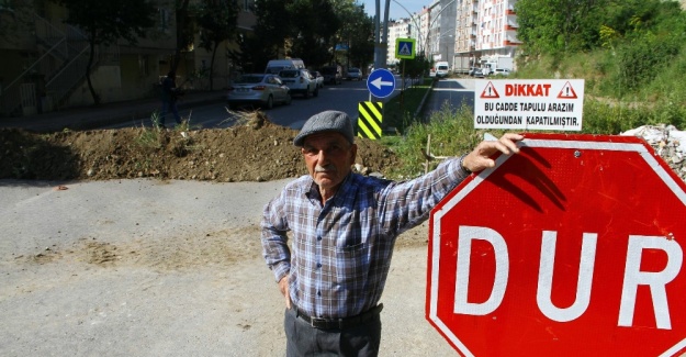 ’Tapulu arazim’ diyerek caddeyi kapattı