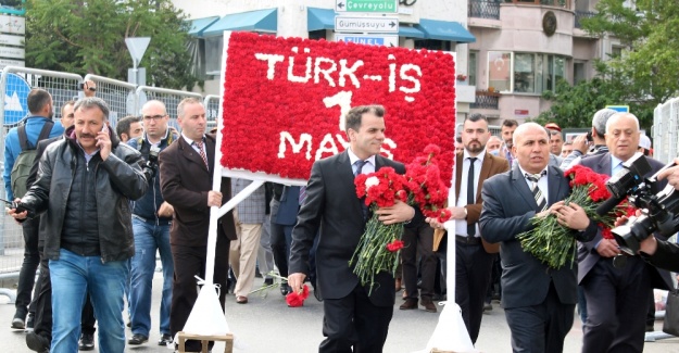 Türk-İş Taksim’e çelenk bıraktı