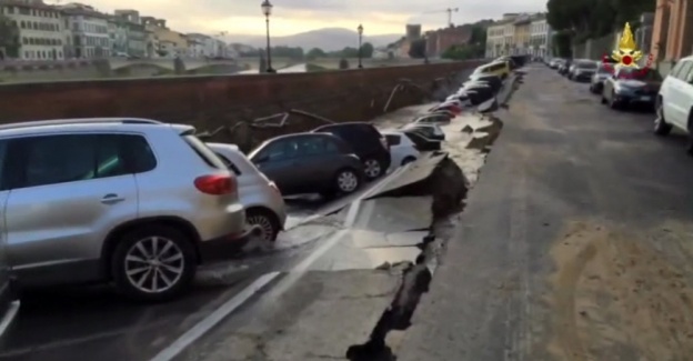 Yol çöktü, araçlar çukura düştü